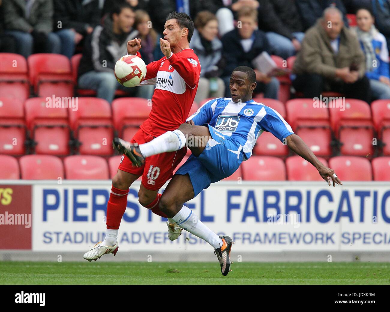 JEREMIE ALIADIERE & FIGUEROA WIGAN ATHLETIC V MIDDLESBORO JJB STADIUM WIGAN ENGLAND 4. Oktober 2008 Stockfoto