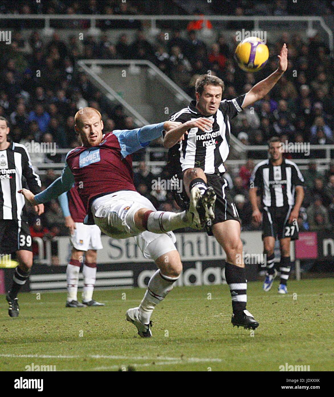 JAMES COLLINS & MICHAEL OWEN NEWCASTLE UTD V WEST HAM UTD ST JAMES PARK NEWCASTLE ENGLAND 10. Januar 2009 Stockfoto