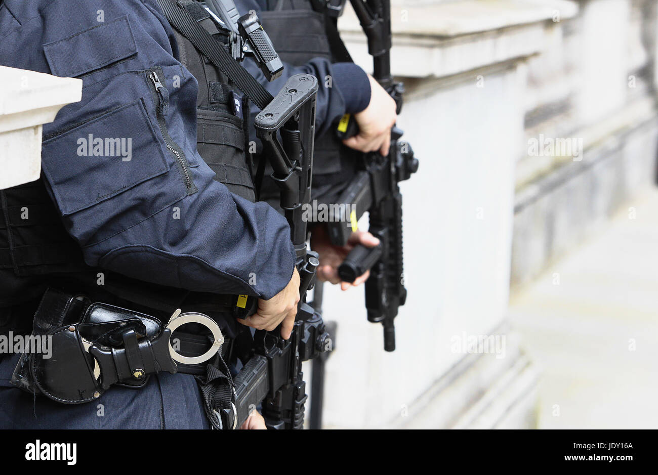 & Rechtsordnung, Polizisten Waffen. Stockfoto