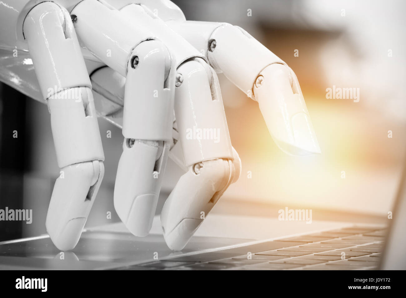 Robotik, künstliche Intelligenz, Robo-Berater, Chatbot Konzept. Roboter Finger zeigen Laptop Taste mit Fackel Lichteffekt. Stockfoto