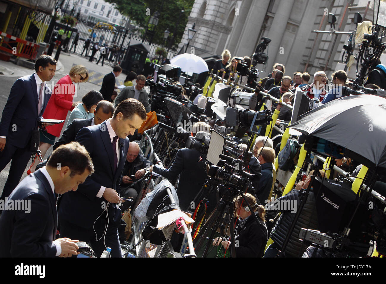 Politik, Medien, Kommunikation, Presse hortet an Portal in der Downing Street während der Parlamentswahlen 2017. Stockfoto