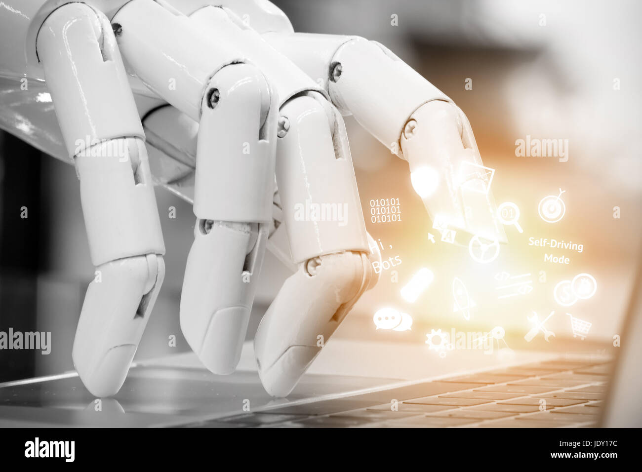 Chatbot, künstliche Intelligenz, Robo-Berater, Roboter-Konzept. Roboter Finger Point Laptop Taste und Infografik Symbole mit Fackel Lichteffekt. Stockfoto