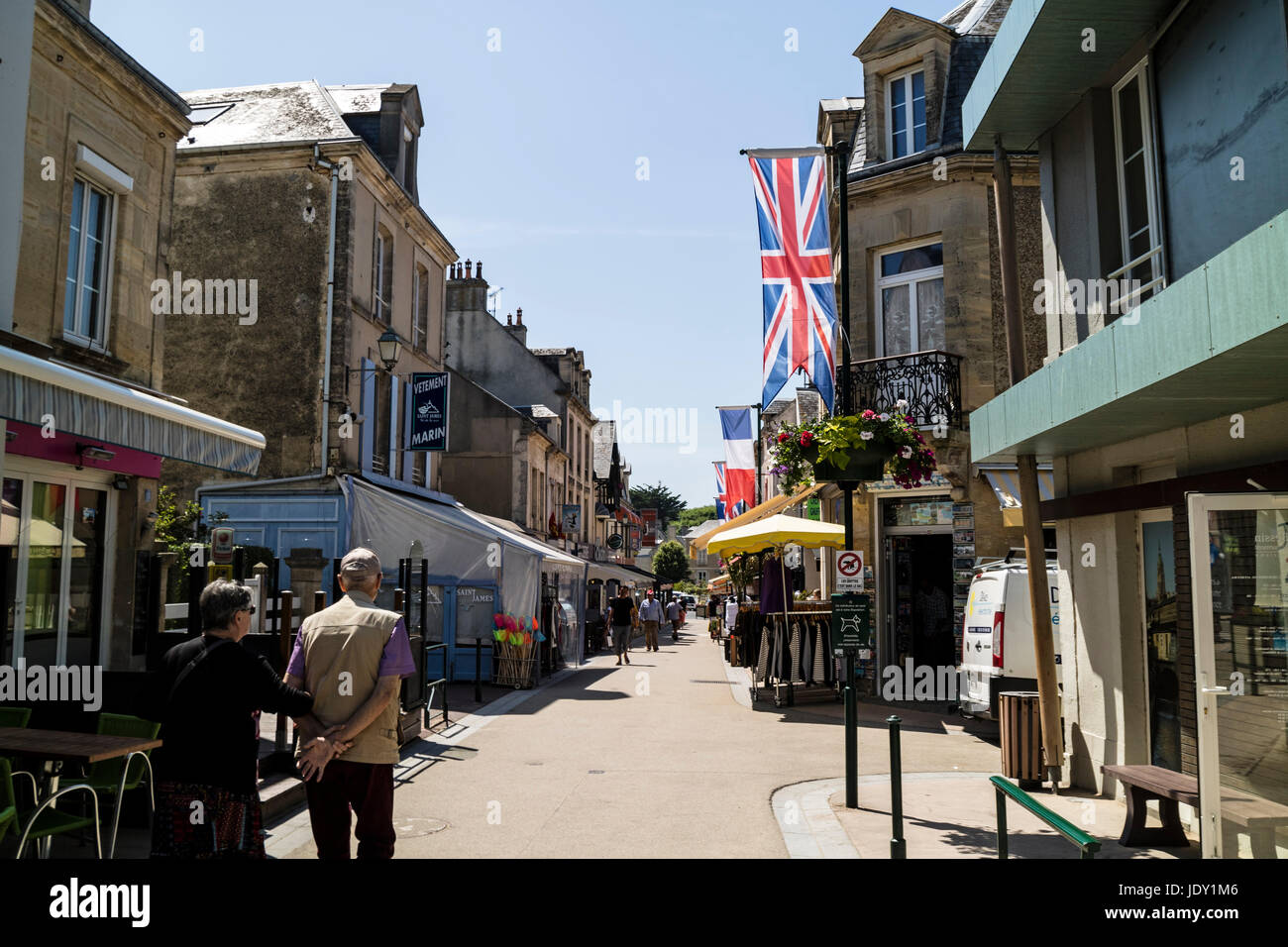 Britische und französische Flaggen im Dorf von Arromanches, Normandie, Frankreich Stockfoto