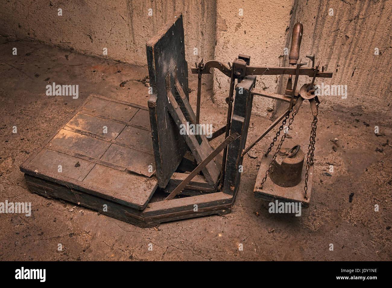 Vintage Antik Skalen auf dem Dachboden des alten Gebäudes Stockfoto