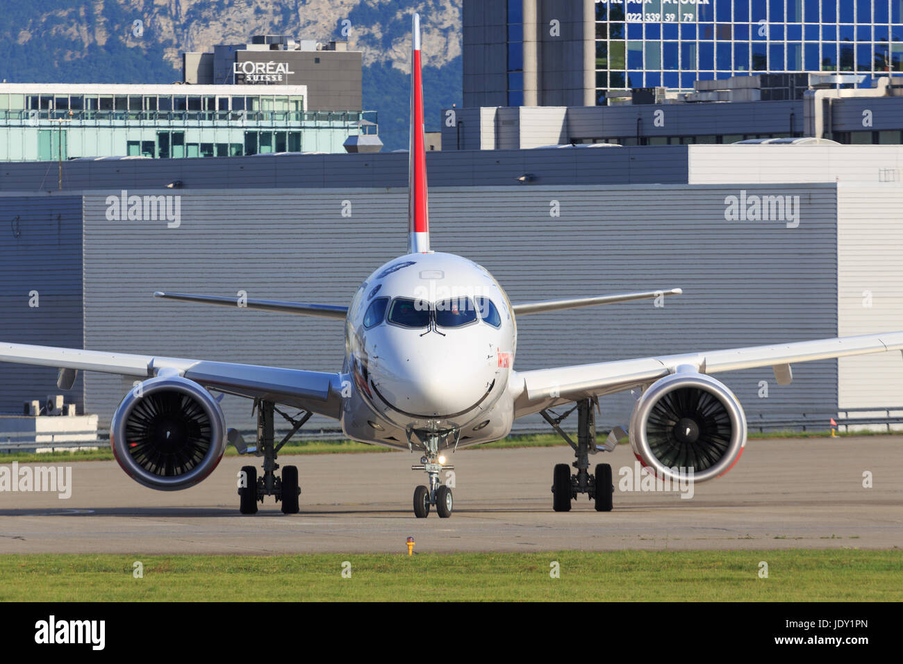 Genf/Schweiz 20. Juni 2017: Spezielle CS300 von Swiss am Flughafen Genf. Stockfoto