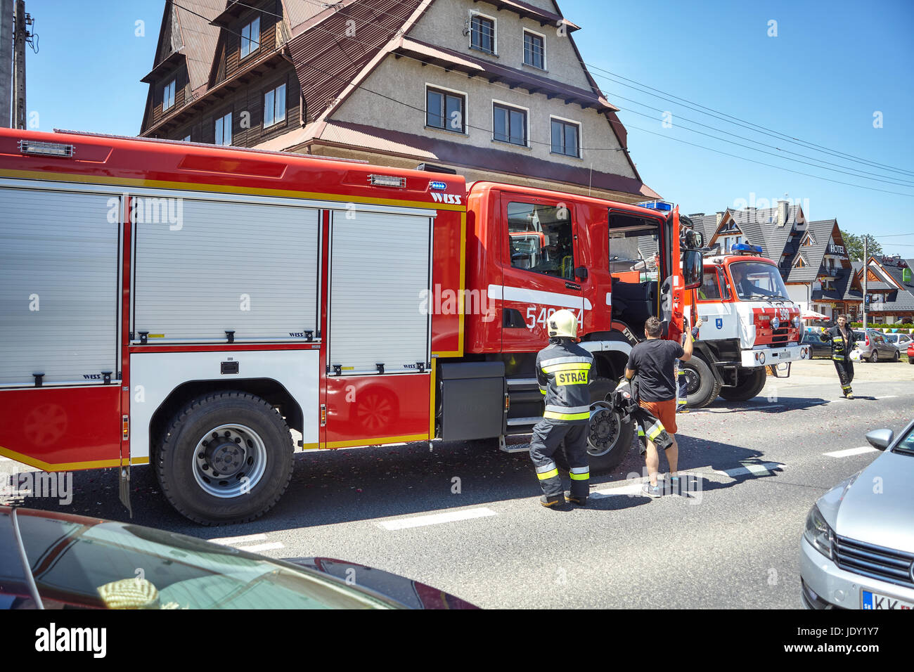 Bialka Tatrzanska, Polen - 15. Juni 2017: Feuerwehrleute eilen auf Notruf während der Fronleichnamsprozession zu reagieren. Stockfoto