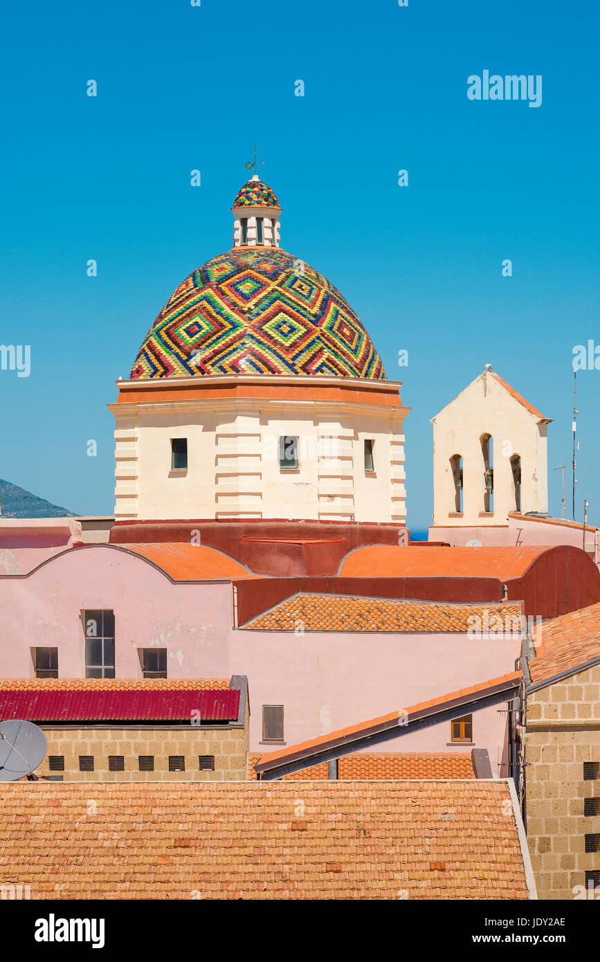Sardinien Farbe bunte Stadt, die Majolika gekachelten Kuppel der Kirche San Michele im Zentrum der Altstadt von Alghero, Nord-Sardinien. Stockfoto