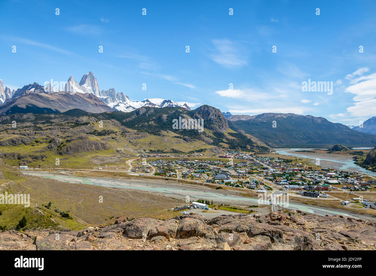 El Chalten Dorf Luftbild und Mount Fitz Roy in Patagonien - El Chalten, Argentinien Stockfoto