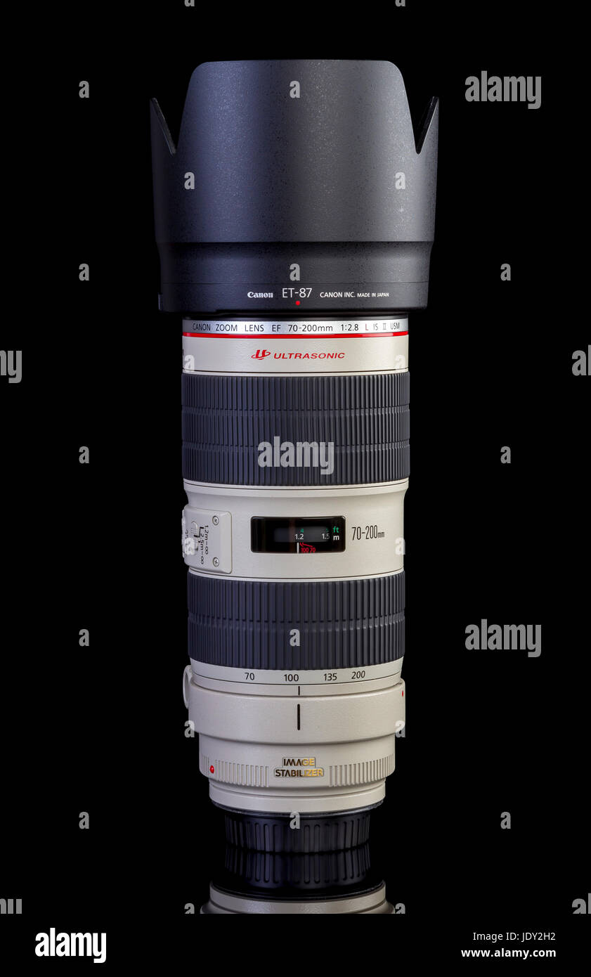 Canon EF 70-200mm f/2,8 L IS II auf schwarzem Hintergrund isoliert. Diese Zoom-Objektiv ist eines der renommiertesten Objektive der Canon EF-Linie. Stockfoto