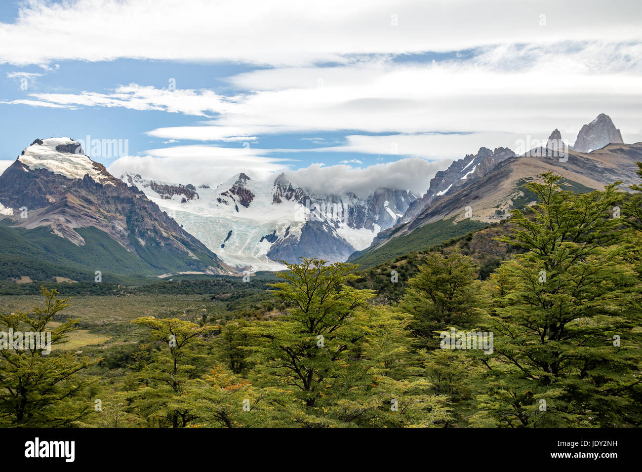 Cerro Torre bedeckt in Wolken in Patagonien - El Chalten, Argentinien Stockfoto