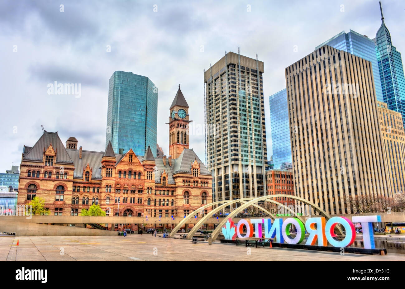Nathan Phillips Square und Old City Hall von Toronto, Kanada Stockfoto