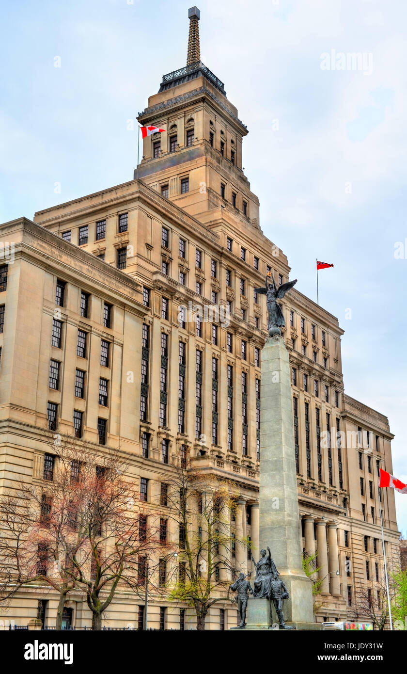 Die Canada Life-Gebäude und das South African War Memorial auf der University Avenue in Toronto, Kanada Stockfoto