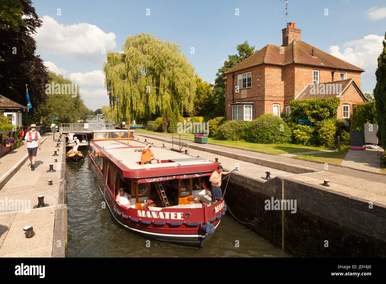 Boote und die Schleusenwärter und Schloss Haus, Shiplake Lock auf der Themse in Oxfordshire, England UK Stockfoto