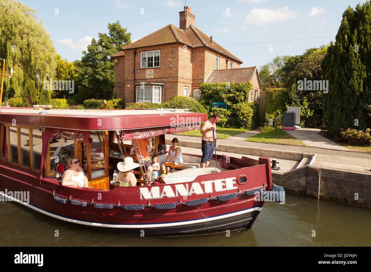 Ein Boot in Shiplake Lock on River Thames, Oxfordshire, England UK Stockfoto
