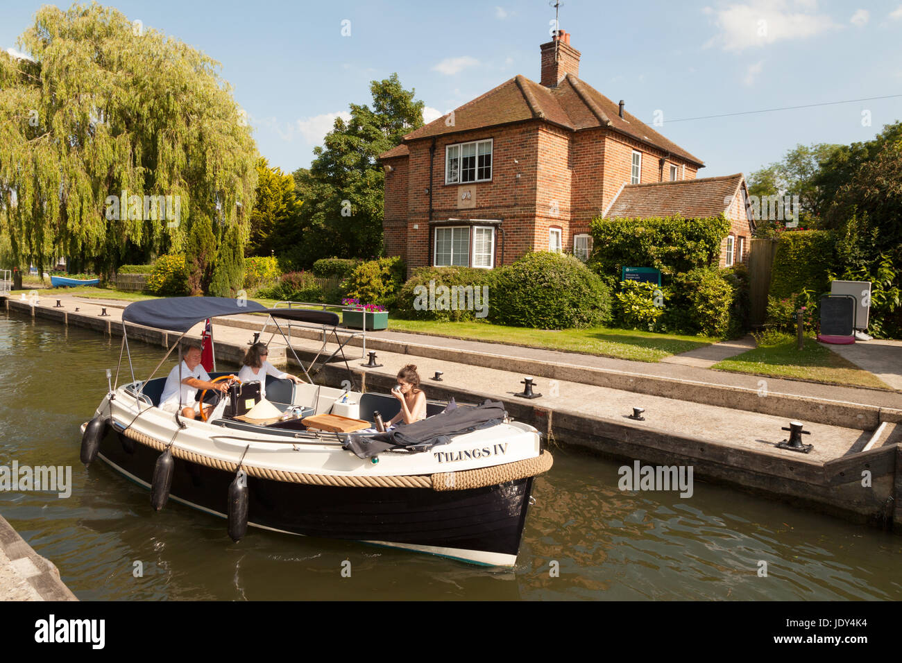 Fluss Themse Oxfordshire; -Ein Boot in Shiplake Lock on River Thames, Oxfordshire, England UK Stockfoto