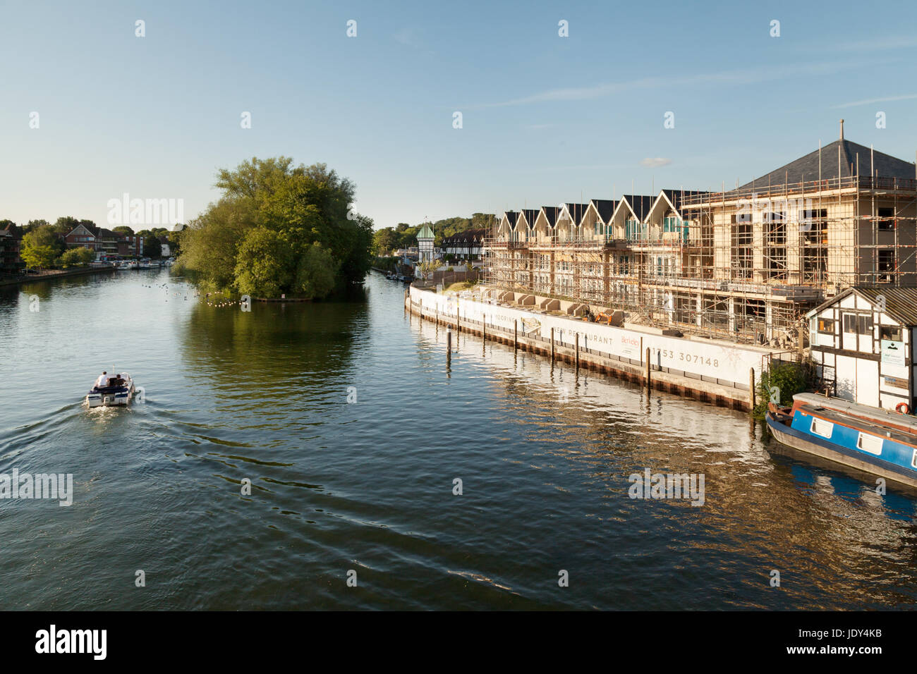 Neue Bauten am Ufer der Themse, Taplow, Buckinghamshire England UK Stockfoto