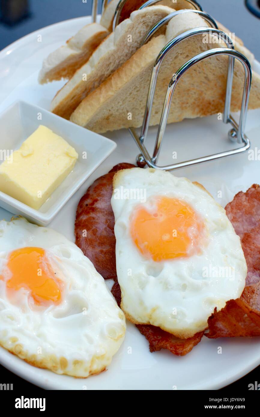 Englisches Frühstück mit Spiegeleiern, Speck und toast Stockfoto