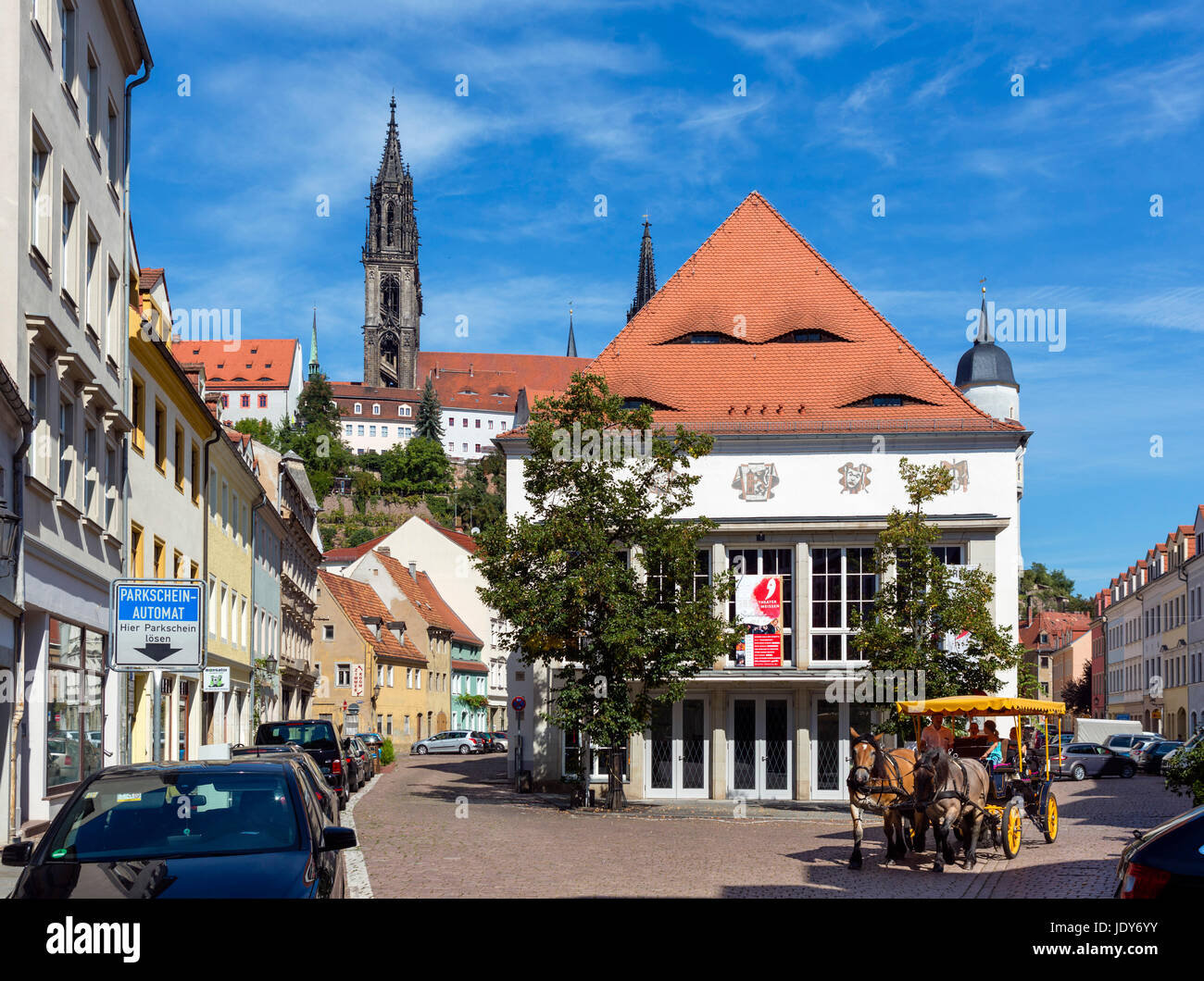 Pferdekutsche Kutsche in der Altstadt mit Blick auf die Kathedrale, Meißen, Sachsen, Deutschland Stockfoto