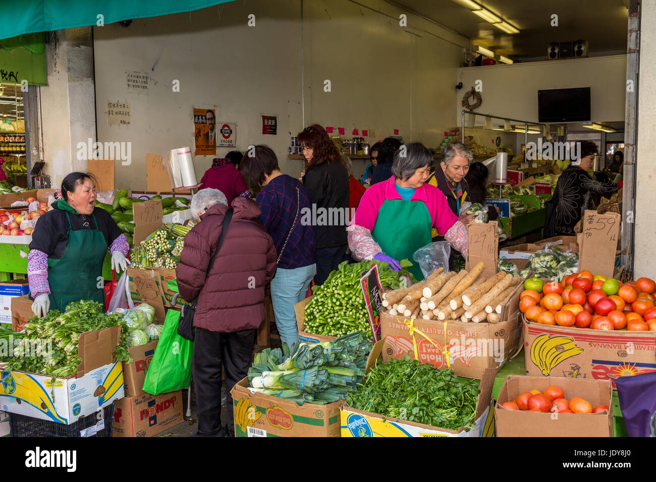 Chinese-Americans, Chinesisch-amerikanische Menschen, Shopper, Shopping, Obst- und Gemüsemarkt, Stockton Street, Chinatown, San Francisco, Kalifornien Stockfoto
