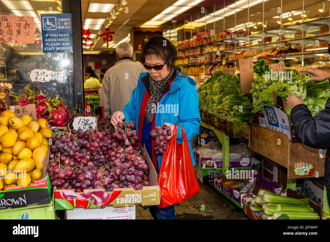 Chinesisch-amerikanische Frau, chinesisch-amerikanische, Frau, Shopper, shopping, Obst- und Gemüsemarkt, Stockton Street, Chinatown, San Francisco, Kalifornien Stockfoto