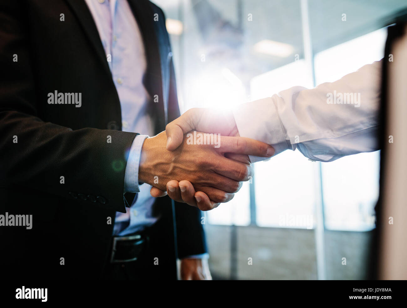 Business Partnership Meeting-Konzept. Nahaufnahme erfolgreicher Geschäftsleute, die nach einem guten Deal Handschütteln. Stockfoto