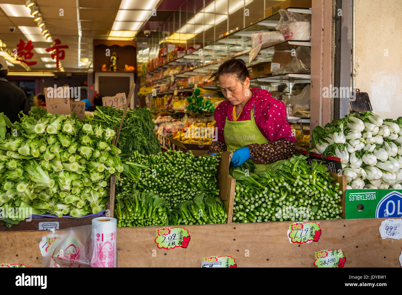 Chinesisch-amerikanische Frau, Angestellte, Arbeiter, bei der Arbeit, Arbeiten, Obst- und Gemüsemarkt, Stockton Street, Chinatown, San Francisco, Kalifornien Stockfoto