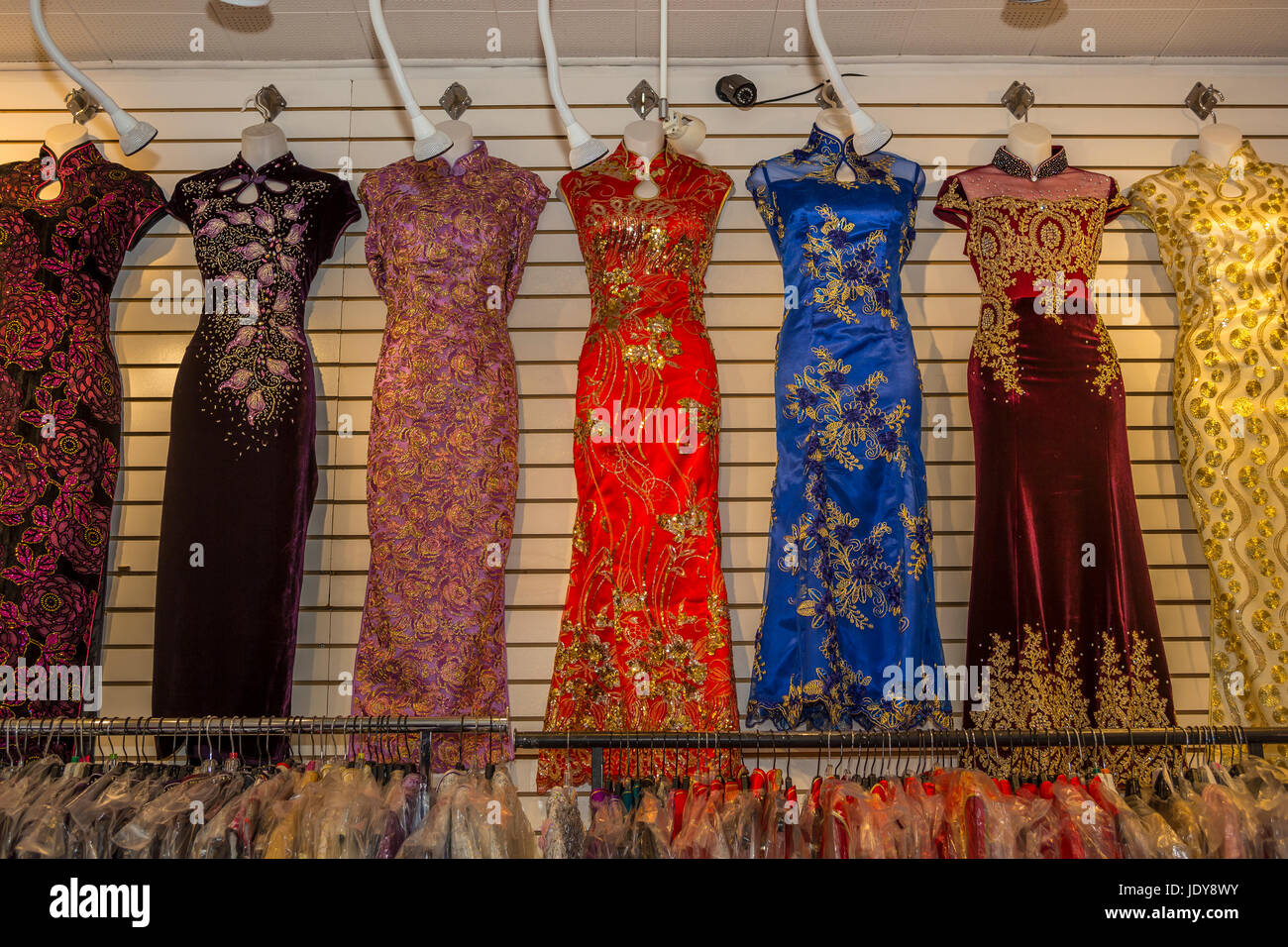 Kleider zu verkaufen, Anzeige, Kleidung zu speichern, Stockton Street, Chinatown, San Francisco, California, Vereinigte Staaten von Amerika Stockfoto
