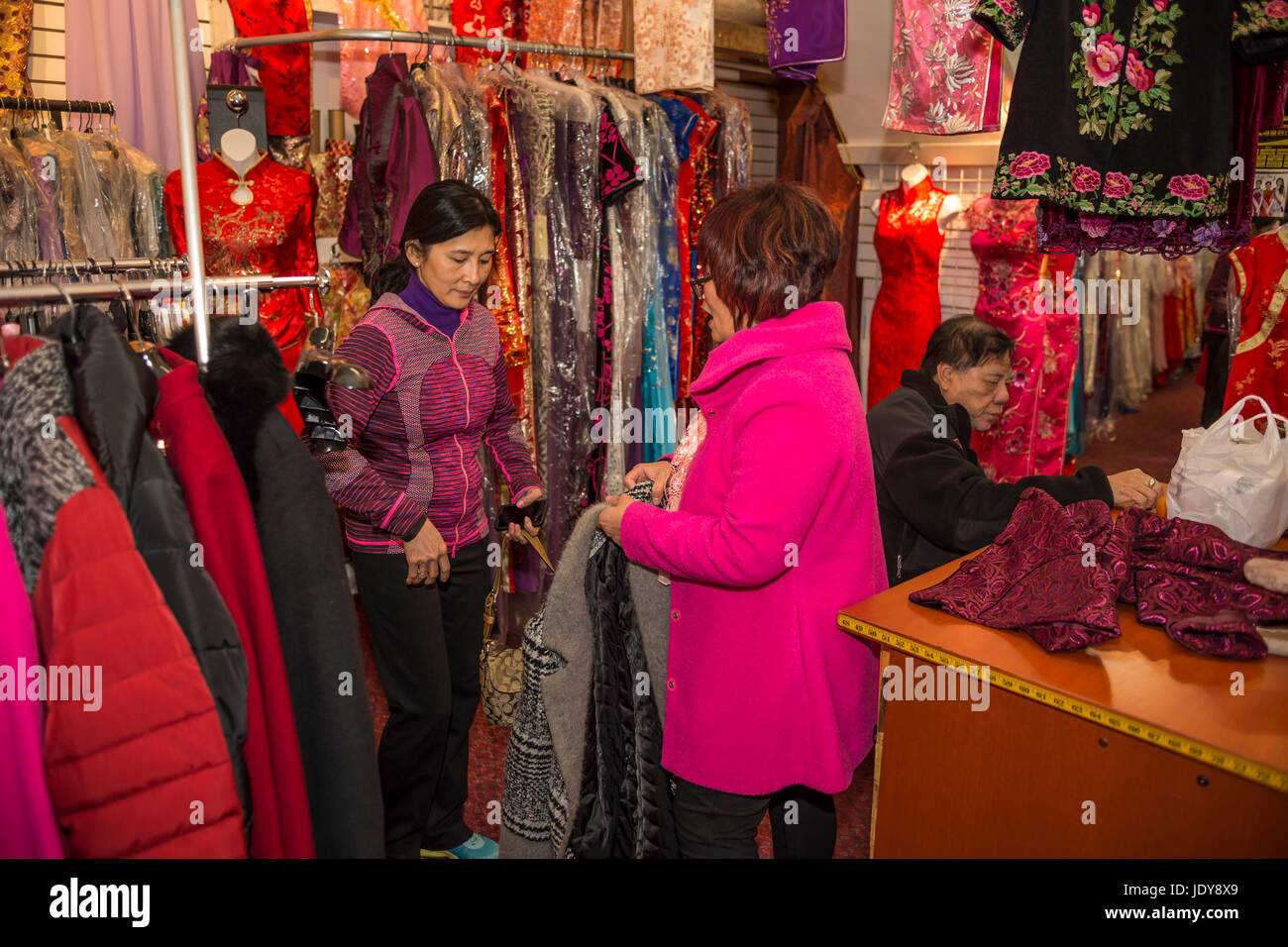 Chinesisch-amerikanische Frau, Verkäufer, Jacke, vietnamesisch-amerikanische Frau, Kleidung, Shop, Stockton Street, Chinatown, San Francisco, Kalifornien zu verkaufen Stockfoto