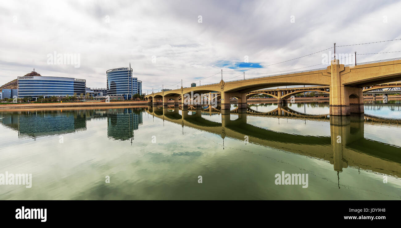 Tempe Town Lake Mühle ave Bridge Stockfoto