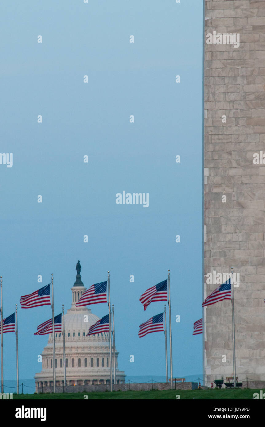 Vertikale Blick auf das Washington Monument mit der Uninted Kapitol im Hintergrund. Stockfoto