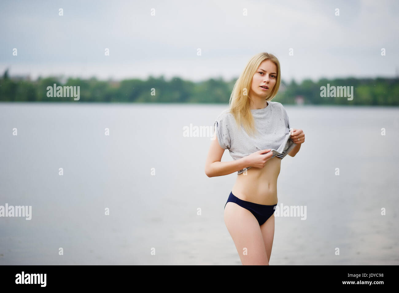 Portrait über eine fantastisch aussehende hohe Modell trägt T-shirt und Bikini in See gehen. Stockfoto