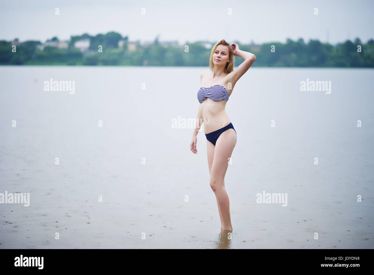 Porträt einer schönen Bikini-Model stehen und posiert im Wasser. Stockfoto