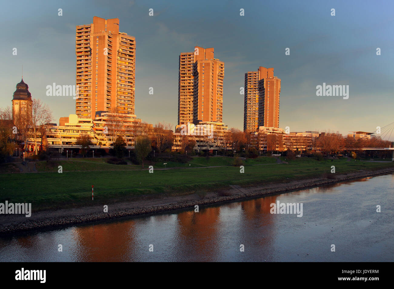 Hochhäuser an der neckarpromenade Mannheim im Abendlicht Stockfoto