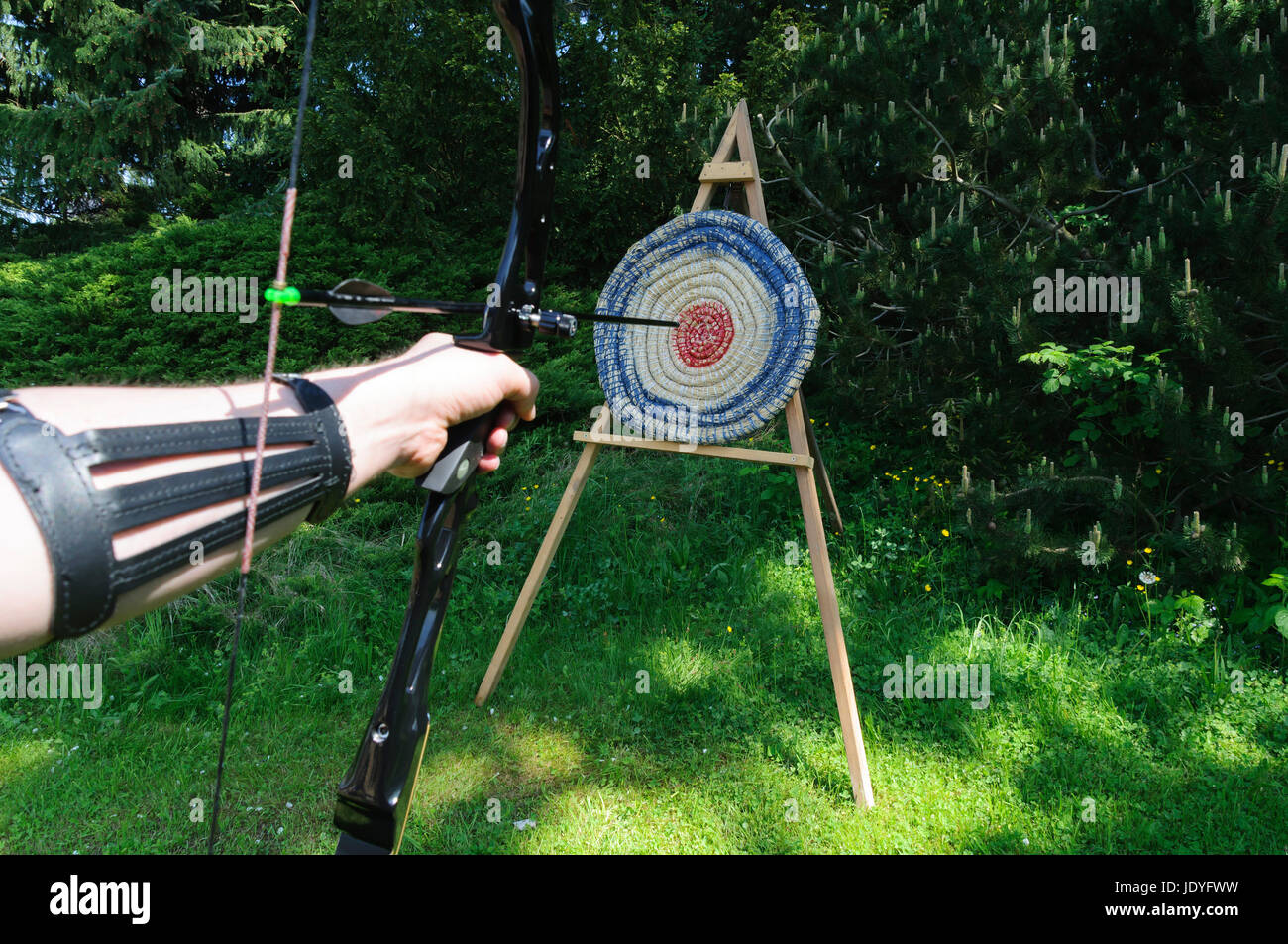 Mit Pfeil Und Bogen Auf Eine Zielscheibe Schiessen Stockfotografie - Alamy