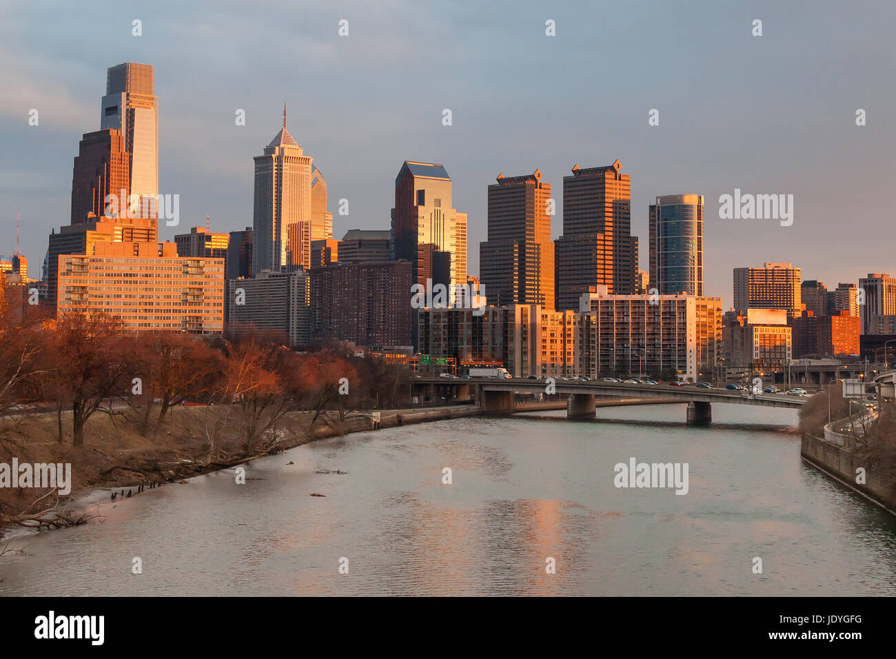 Skyline von Mittelstadt Philadelphia bei Sonnenuntergang mit Schuylkill River im Vordergrund Stockfoto