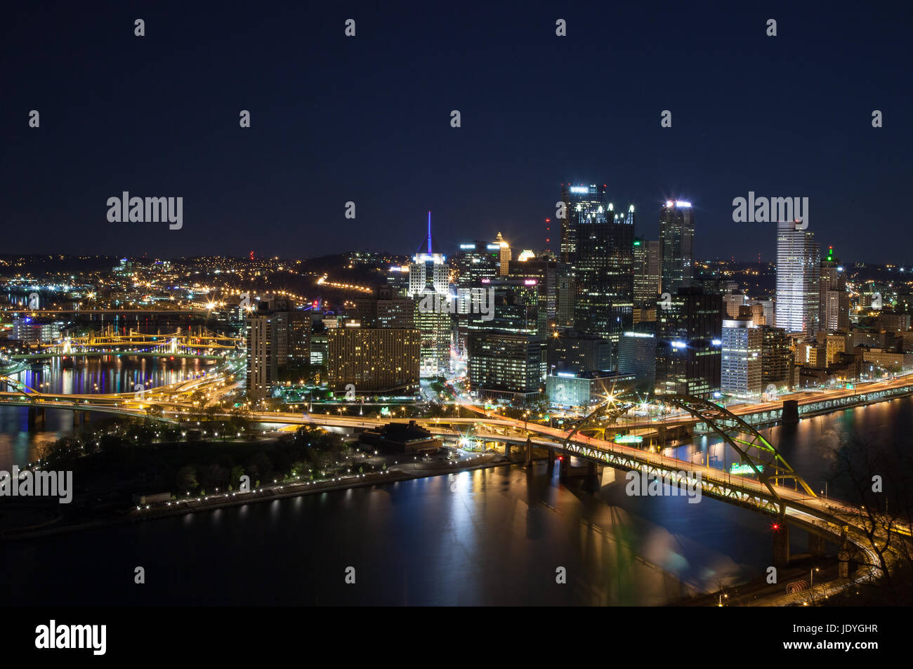 Pittsburgh, Pennsylvania Skyline bei Nacht mit Blick auf die Flüsse Allegheny Monongahela. Stockfoto