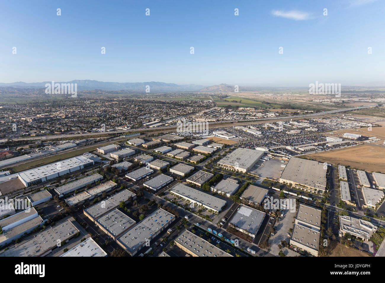 Luftaufnahme von Industriegebäuden und Nachbarschaften in Ventura, Kalifornien. Stockfoto