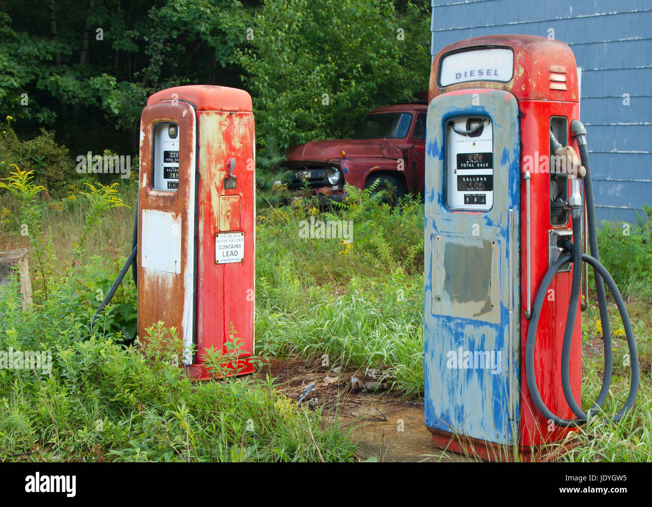 Alte Zapfsäulen an einer verlassenen Tankstelle. Stockfoto