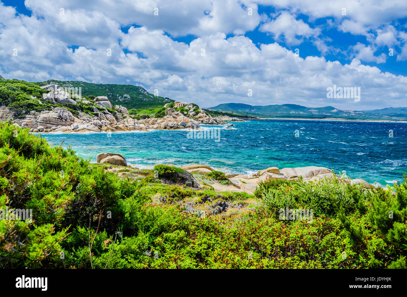 Küstenabschnitten Costa Serena mit Sandsteinfelsen im Meer, Sardinien, Italien Stockfoto