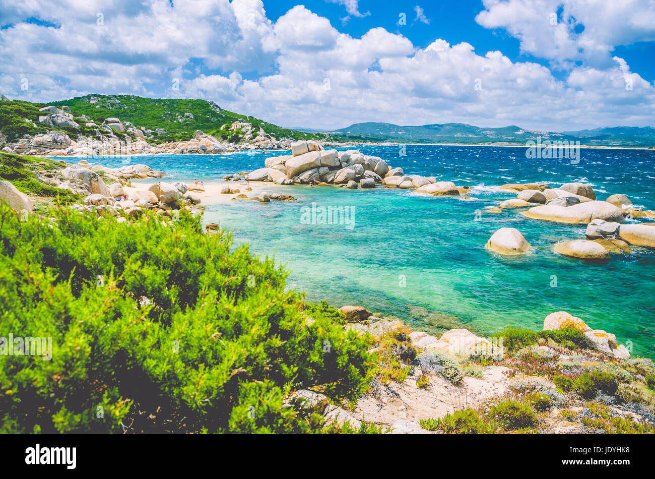 Küstenabschnitten Costa Serena mit Sandsteinfelsen im Meer, Sardinien, Italien Stockfoto