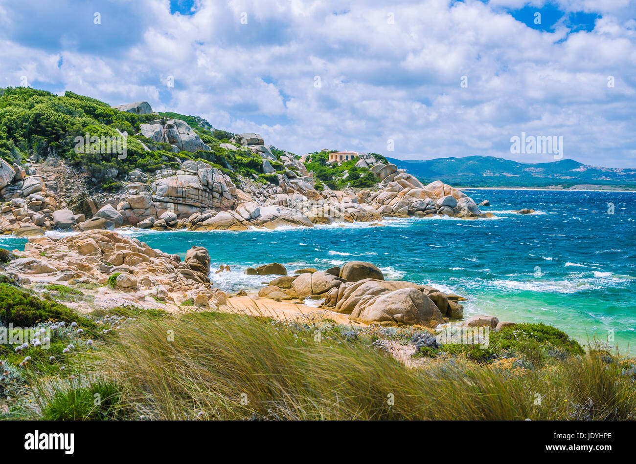 Windige Küstenabschnitten mit Granitfelsen in der Nähe von Costa Serena, Sardinien, Italien Stockfoto