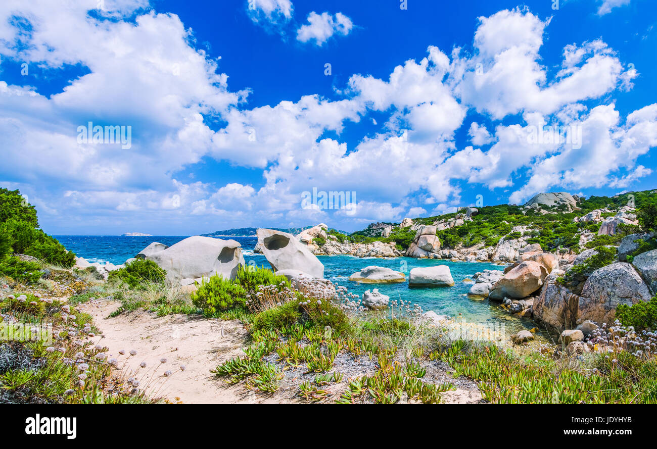 Cala Scilla Ort in der Nähe von Costa Serena mit Sandsteinfelsen im Meer, Sardinien, Italien Stockfoto