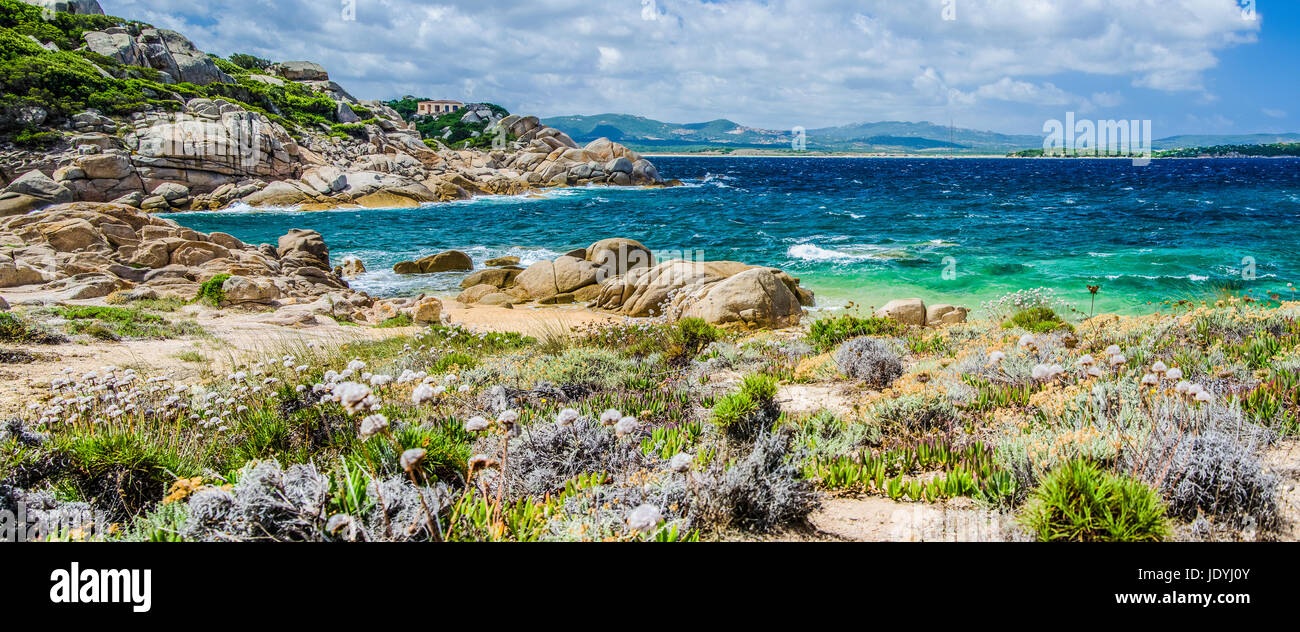 Küstenabschnitten Costa Serena mit Sandsteinfelsen und Meereswellen, Sardinien, Italien Stockfoto
