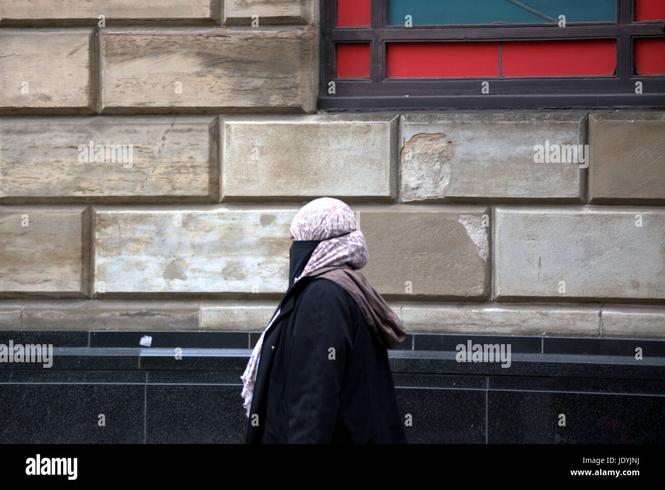 Asiatische Familie Flüchtling Hijab Schal auf Straße in der UK alltägliche Szene Gesicht mit Schleier bedeckt gekleidet Stockfoto