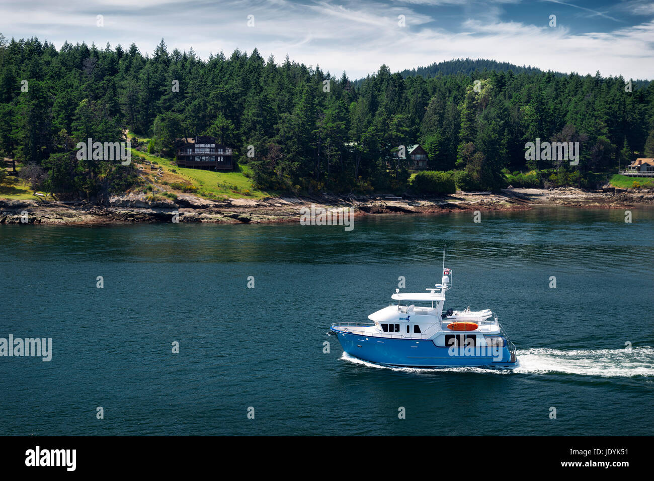 Motoryacht Boot vorbei an Galiano Island eines der südlichen Gulf Islands in der Nähe von Vancouver Island of British Columbia, Kanada Stockfoto