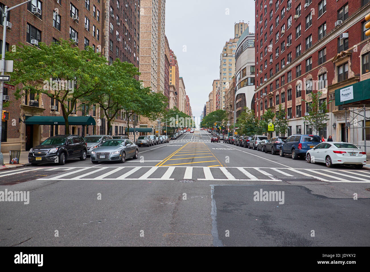 NEW YORK CITY - 1. Oktober 2016: Weite verlassene Straße an einem Samstagnachmittag in Upper West Side, Manhattan Stockfoto