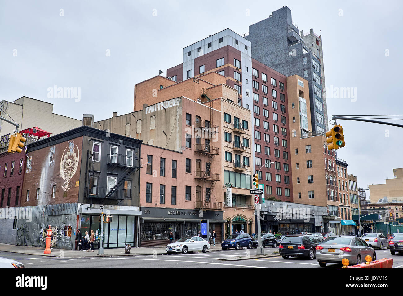 NEW YORK CITY - 2. Oktober 2016: Mehrfamilienhaus aus verschiedenen Periodes an der Bowery Street mit Verkehr Stockfoto