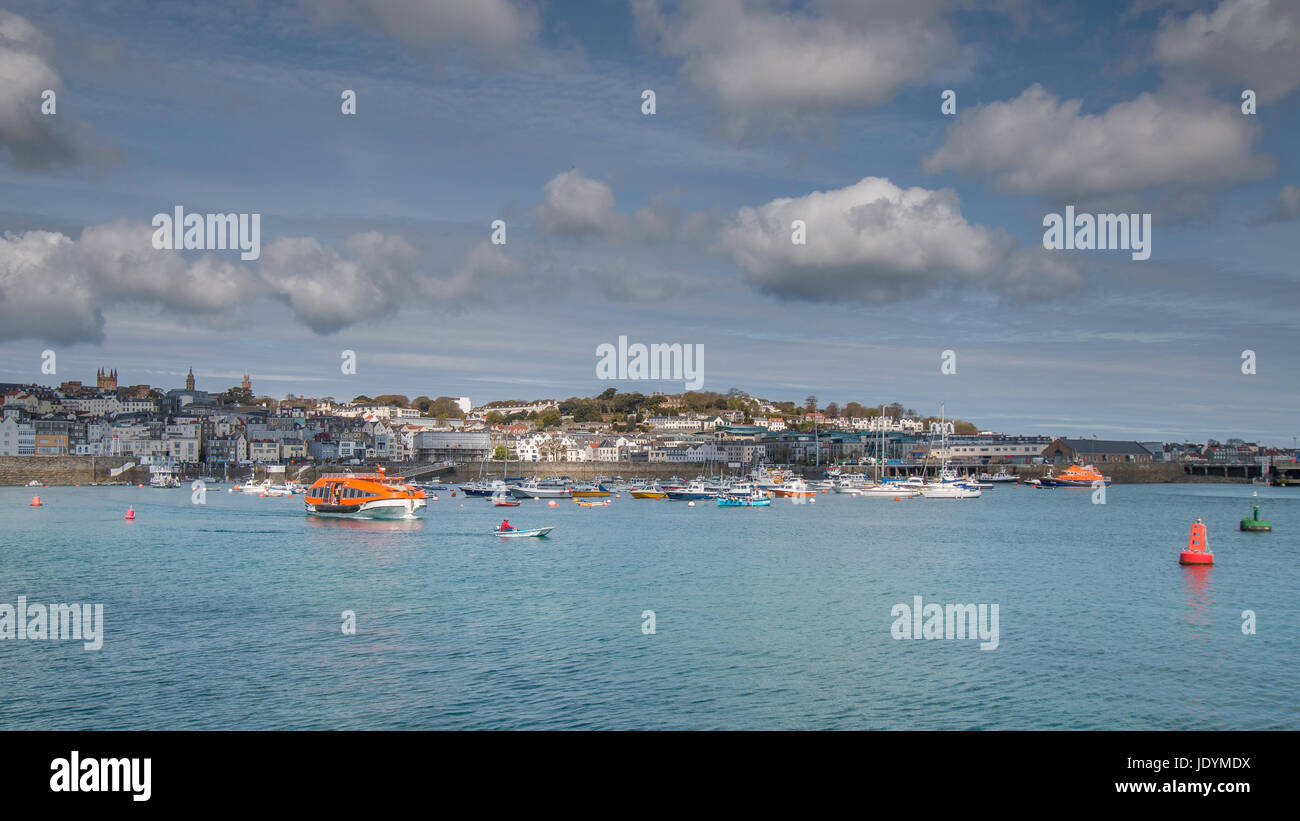 Blick auf den Hafen und die Stadt von St. Peter Port, Guernsey mit Kreuzfahrtschiff Ausschreibung pendeln Passagiere vom Ufer Stockfoto