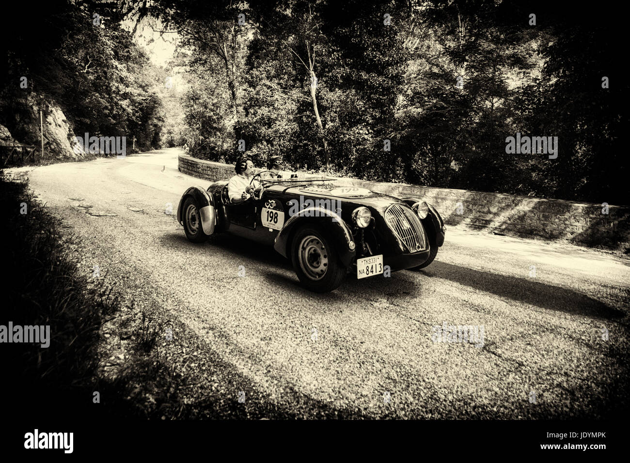 GOLA DEL FURLO, Italien, 19. MAI 2400: HEALEY SILVERSTONE D-Typ 1949 auf einem alten Rennwagen Rallye Mille Miglia 2017 die berühmte italienische historische Rennen Stockfoto