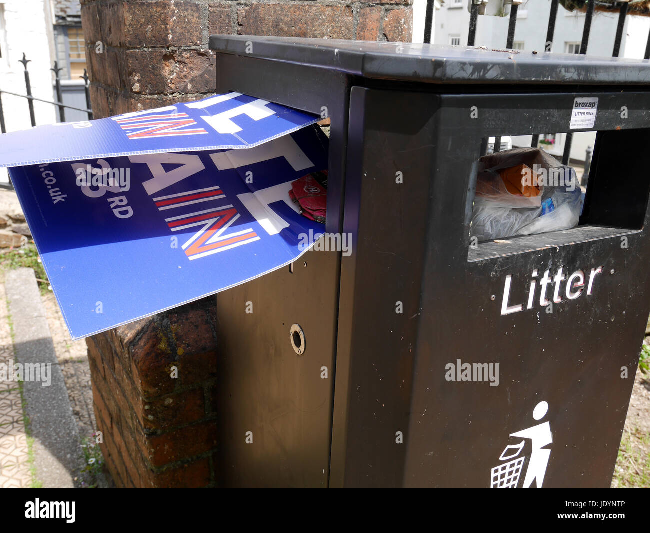 Bleiben Poster auf den Abfallbehälter beschränkt nach dem EU-Referendum nach dem 23. Juni 2016, totness, Devon, England, Großbritannien Stockfoto